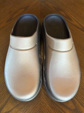 OOFOS OOcloog Luxe Recovery Comfort Mule Clogs Shoes Gold Sport Model Size 7W/5M